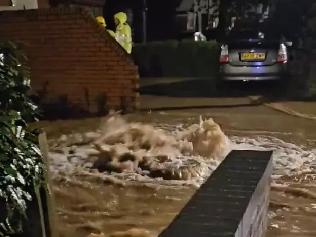 英格兰中部地区被洪水淹没，足球场被淹，下水道涌出