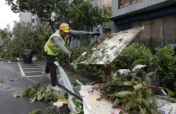 台风“克拉松”最终消散后，台湾各地恢复工作和旅行